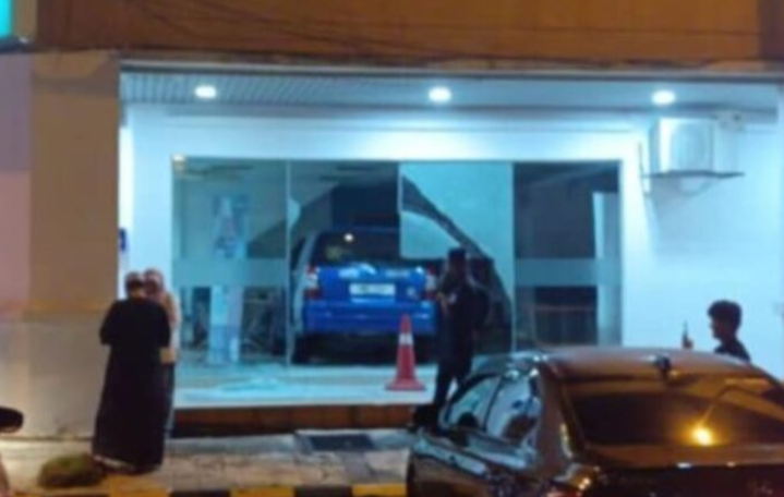 Tertekan pedal minyak, MPV rempuh bank