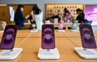 Elak tarif, Apple ‘terbangkan’ lebih 1.5 juta iPhone dari India