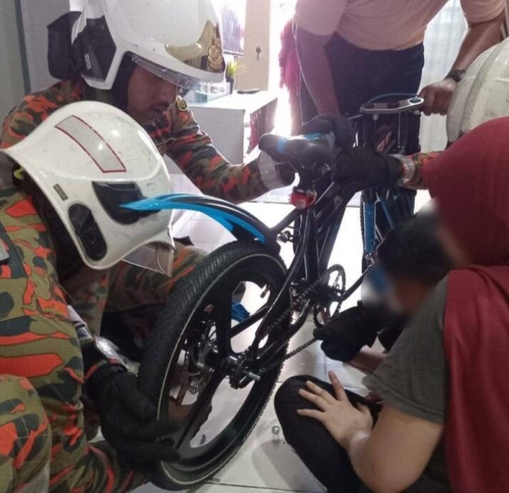 Anak dan ibu cedera jari tersepit rantai basikal baharu