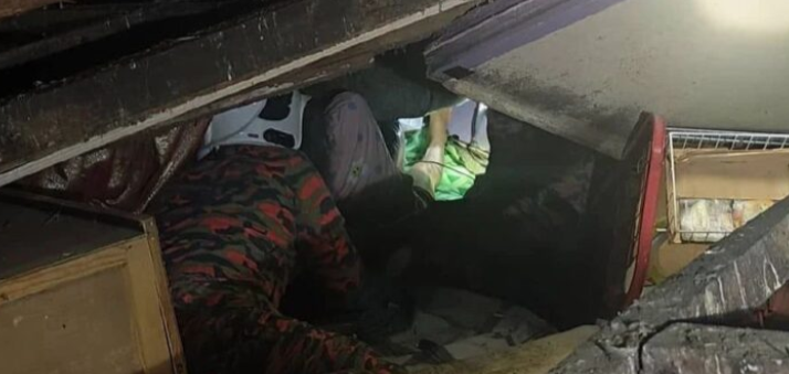 Enam sekeluarga terselamat dalam kejadian rumah runtuh