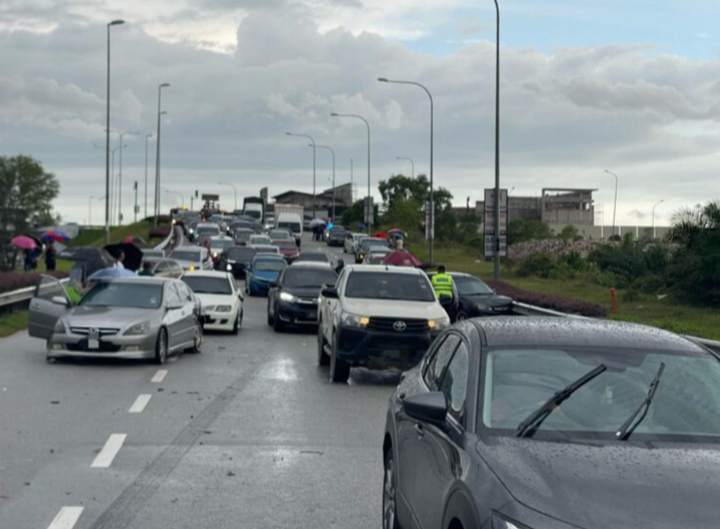 Lori rosak brek, rempuh 15 kenderaan lain