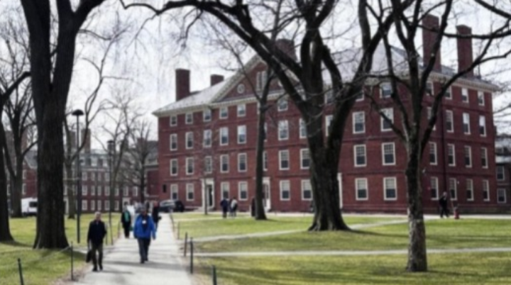 Trump beku dana persekutuan Universiti Harvard