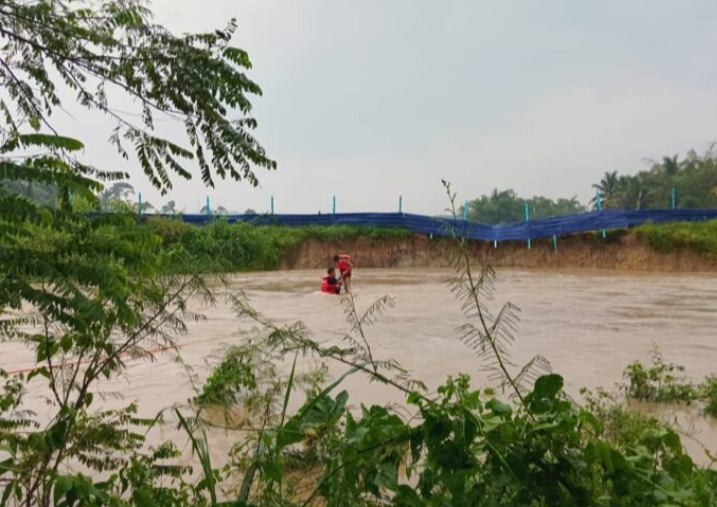 Bomba selamatkan remaja dihanyutkan arus deras sungai