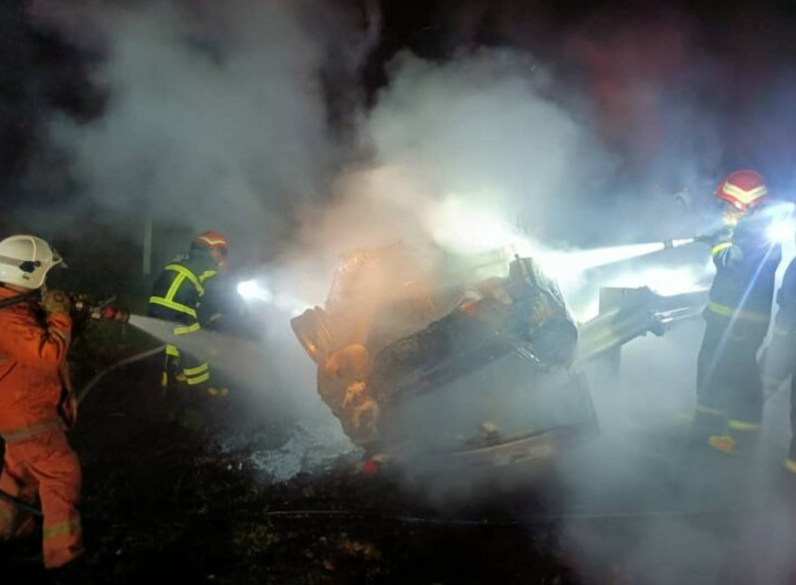 Pemandu rentung kereta terbakar selepas terbabas