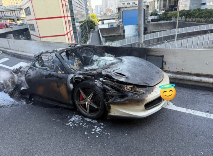 Kereta Ferrari impian terbakar selepas sejam dipandu kali pertama