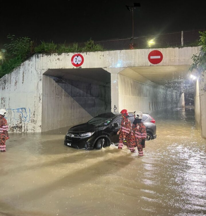 SUV dipandu wanita terperangkap dalam banjir