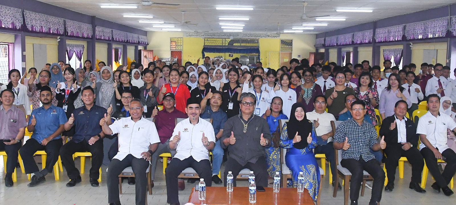 Ellron serah sumbangan mesin basuh kepada SMK Keningau