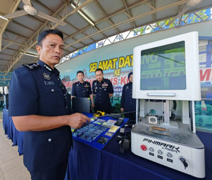 Warga Singapura dalang cetak kad debit palsu