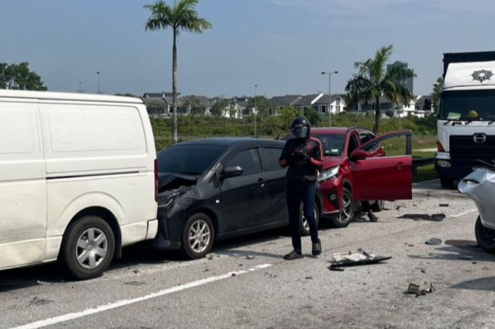 Ibu anak parah, lori hilang kawalan rempuh empat kenderaan
