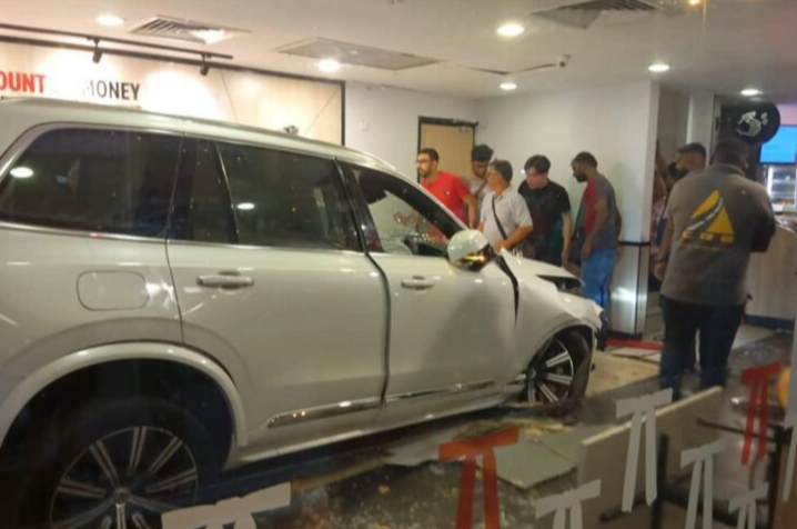 Wanita cedera SUV rempuh restoran makanan segera