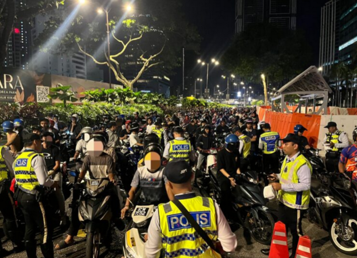 Mat rempit lawan arus, terbabas elak ditangkap polis