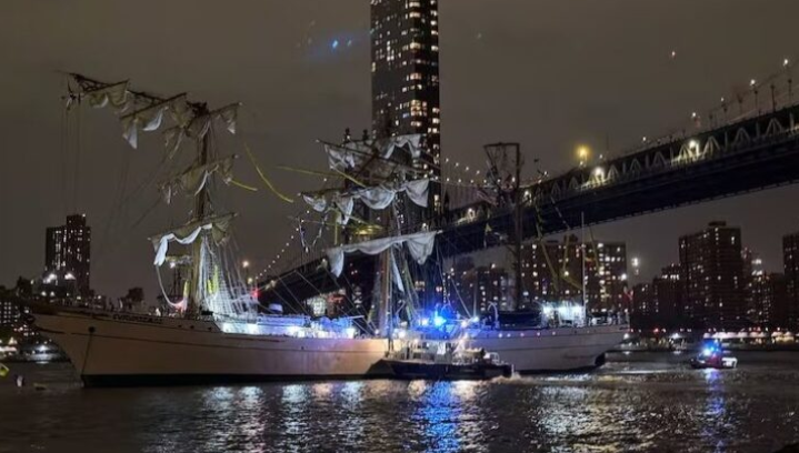 2 maut, kapal tentera laut Mexico rempuh Jambatan Brooklyn