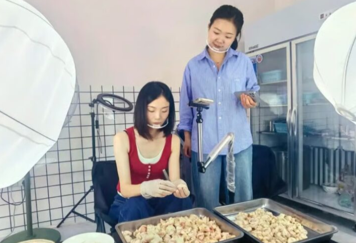 Peniaga tular buat siaran langsung cabut bulu tongkeng ayam