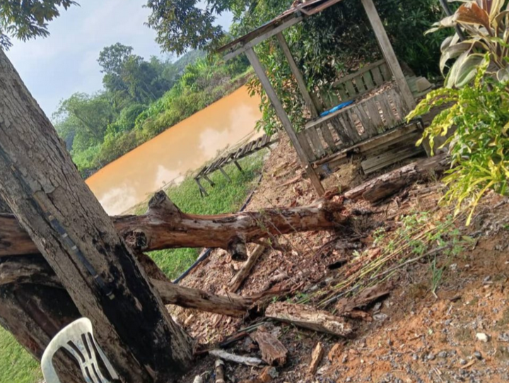 Lelaki disambar petir terpelanting depan rumah