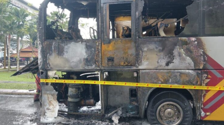 Enam penuntut cemas, bas UTM terbakar 