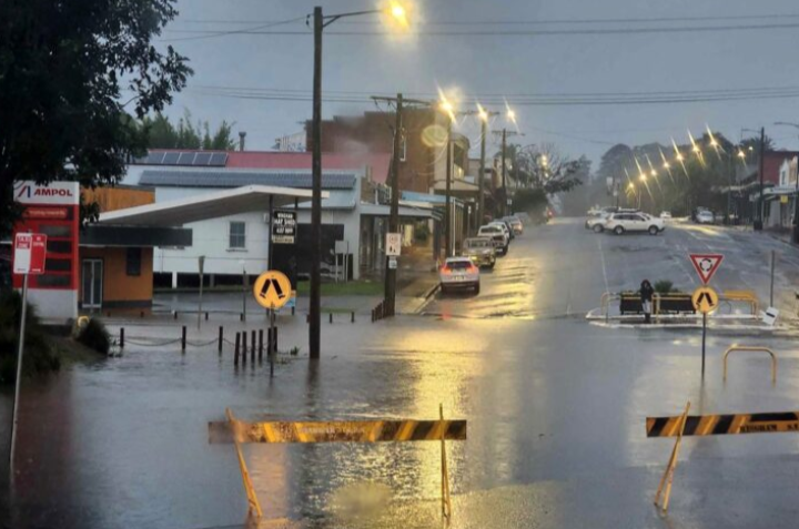 50,000 terkandas banjir buruk di Australia