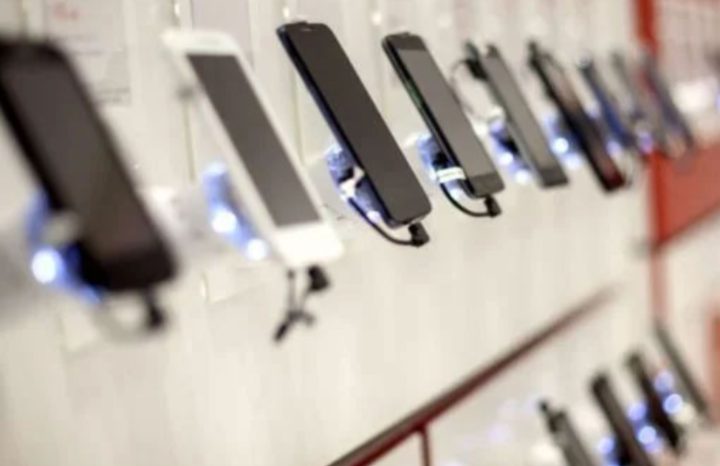 Selepas Apple, Trump luaskan ancaman tarif ke atas semua telefon pintar