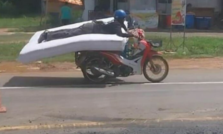 Lelaki Thailand tular bawa motosikal sambil meniarap atas tilam