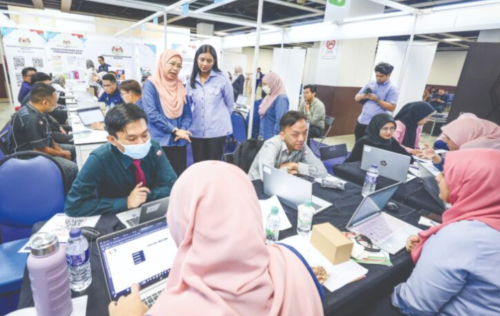 Kadar pengangguran April turun kepada 3.0 peratus, terendah dalam sedekad