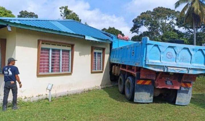 Tiga kali berselisih ajal, rumah dirempuh lori lima tan terbabas