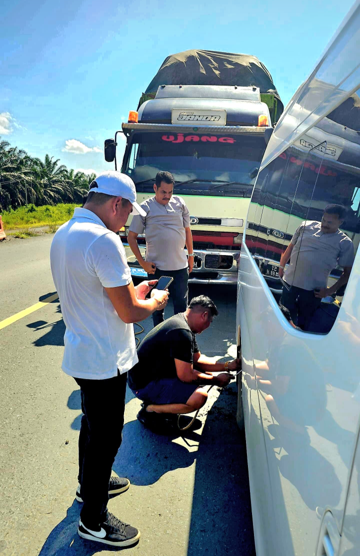 ADUN Dilantik bantu van rombongan guru terjejas tayar bocor