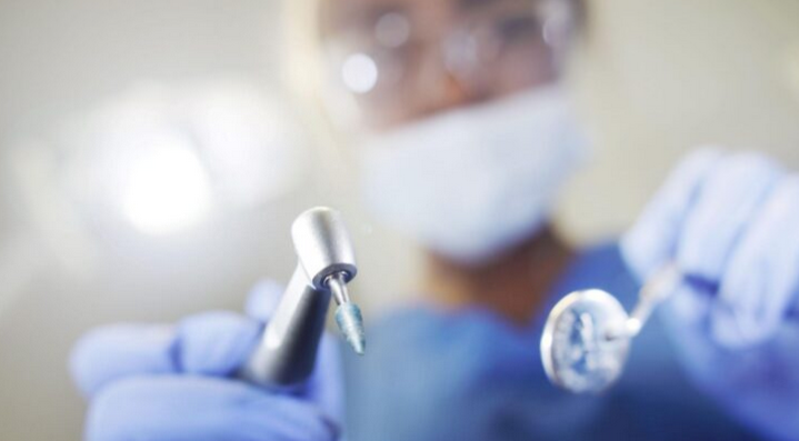 Tiga beranak menyamar doktor gigi, buat rawatan ikut tutorial internet