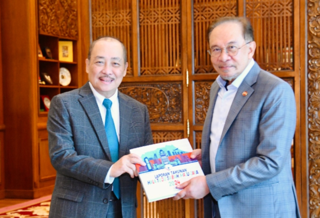 Hajiji sampaikan buku Laporan Tahunan Hala Tuju SMJ 2024 kepada PM