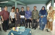 Fahmi serah sumbangan Tabung Kasih@HAWANA kepada pengamal media Sabah