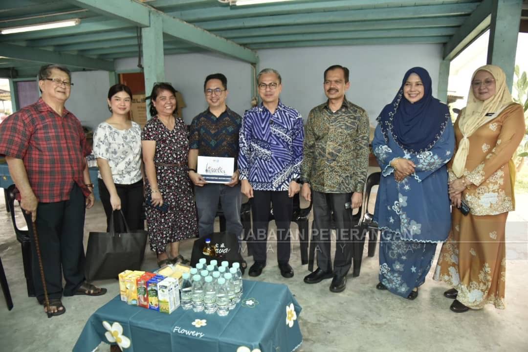 Fahmi serah sumbangan Tabung Kasih@HAWANA kepada pengamal media Sabah