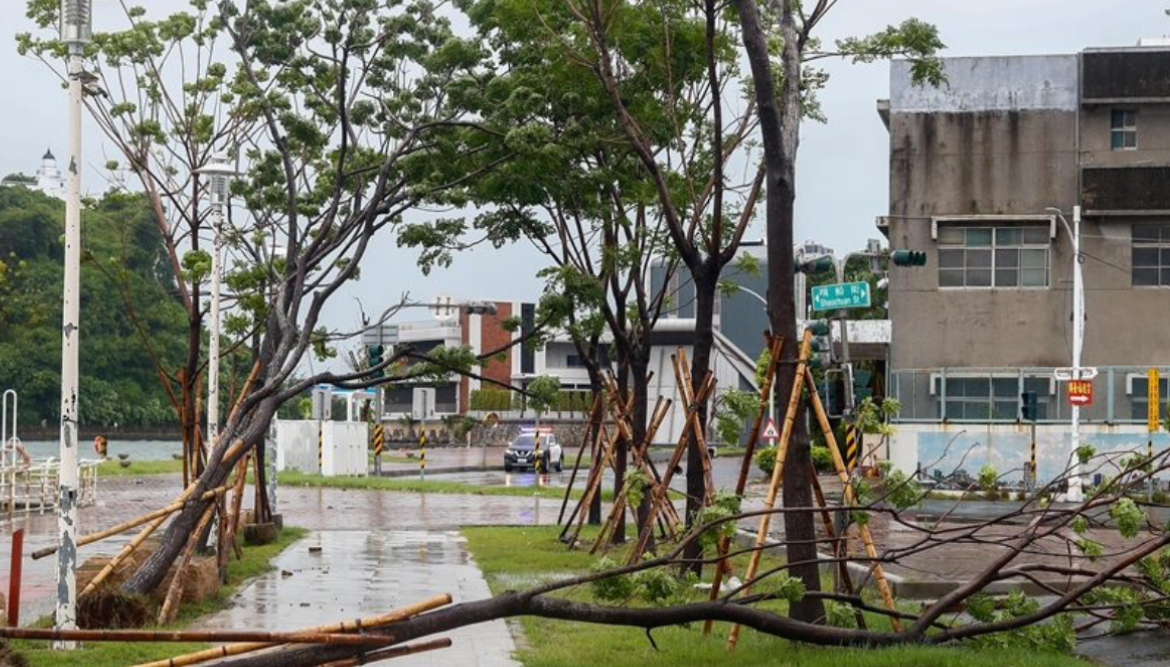 Filipina tutup sekolah, batal penerbangan akibat taufan Co-May
