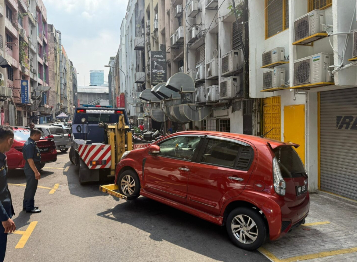 DBKL sita motosikal, kereta ganggu pergerakan orang awam