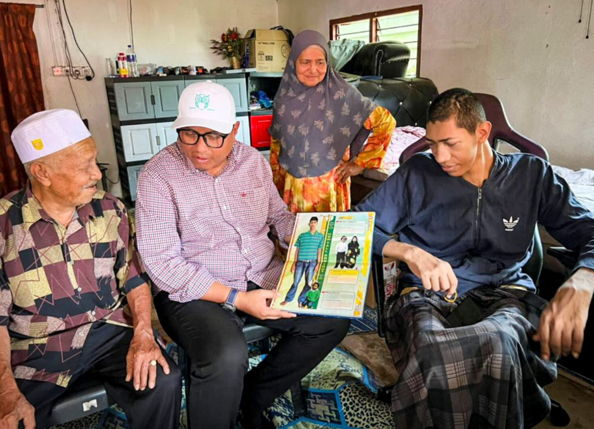 Manusia tertinggi Malaysia kini sakit tulang, tidak dapat berjalan