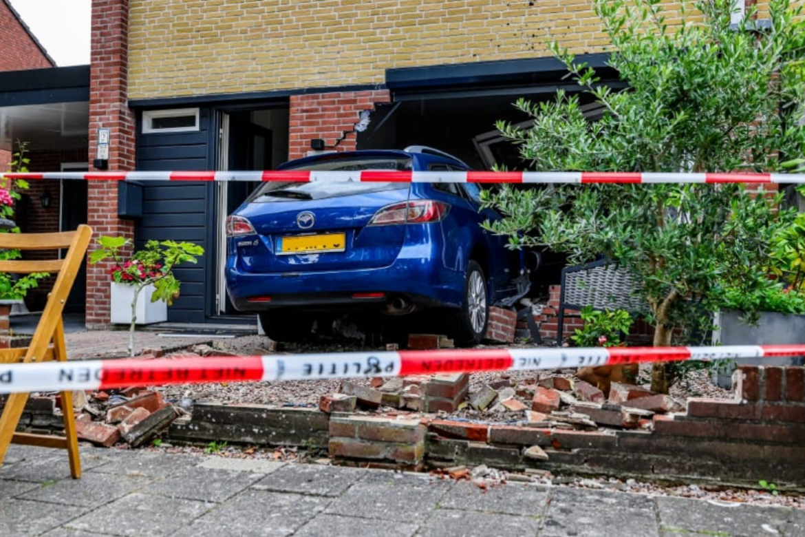 Budak perempuan 11 tahun rempuh rumah selepas dibenarkan memandu