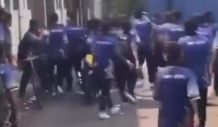 Pelajar sekolah tular bergaduh belakang restoran