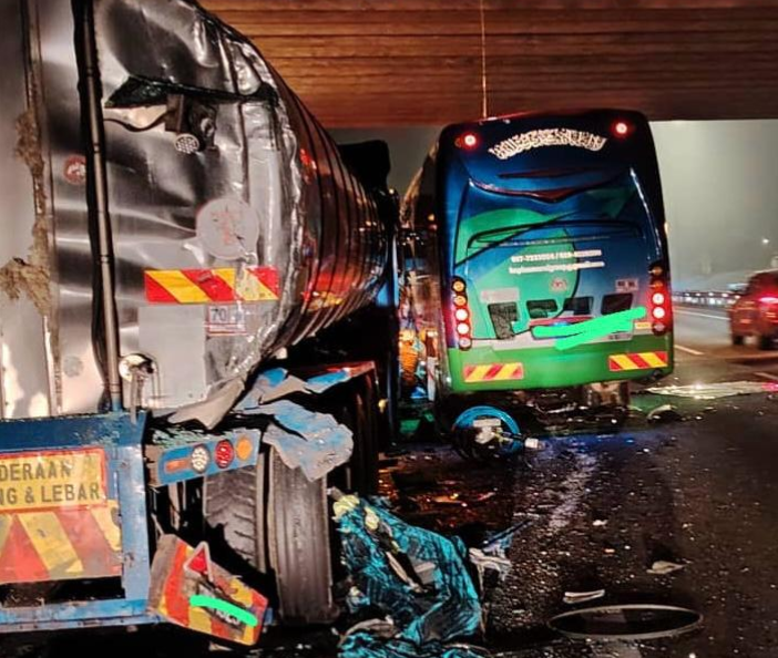 Dua maut, 16 cedera nahas bas persiaran, dua lori