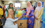 Isteri KM santuni warga pendidik dalam Majlis Ziarah Kasih
