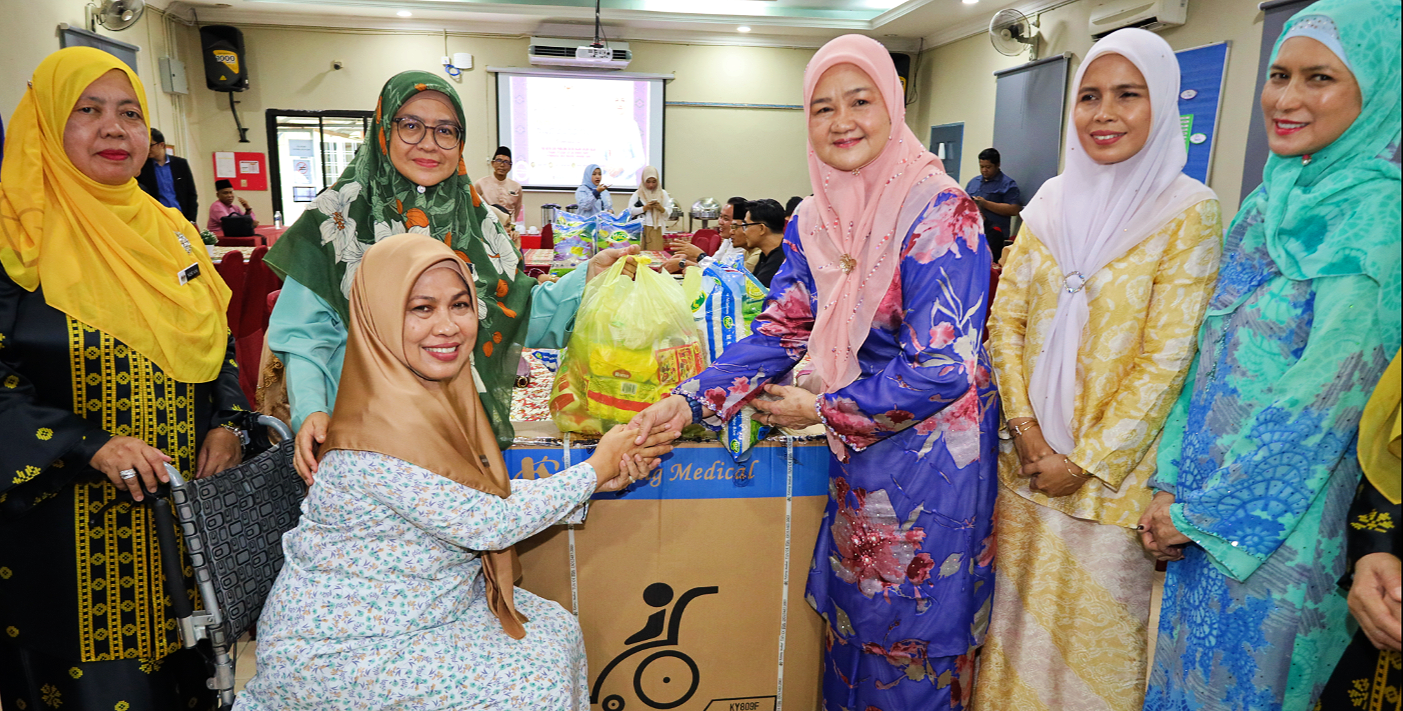 Isteri KM santuni warga pendidik dalam Majlis Ziarah Kasih