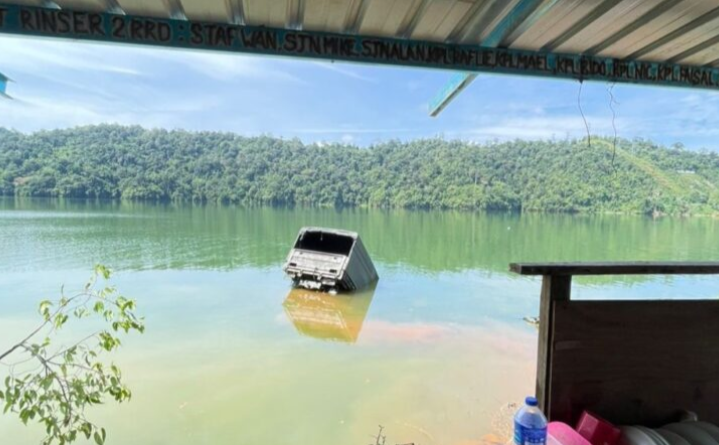 Trak tentera masuk tasik, tiga anggota selamat
