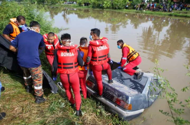 Mengantuk mungkin punca kereta enam sekeluarga jatuh sungai?