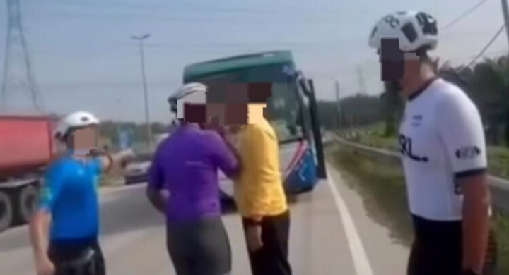 Polis kesan kumpulan pengayuh basikal halang laluan bas