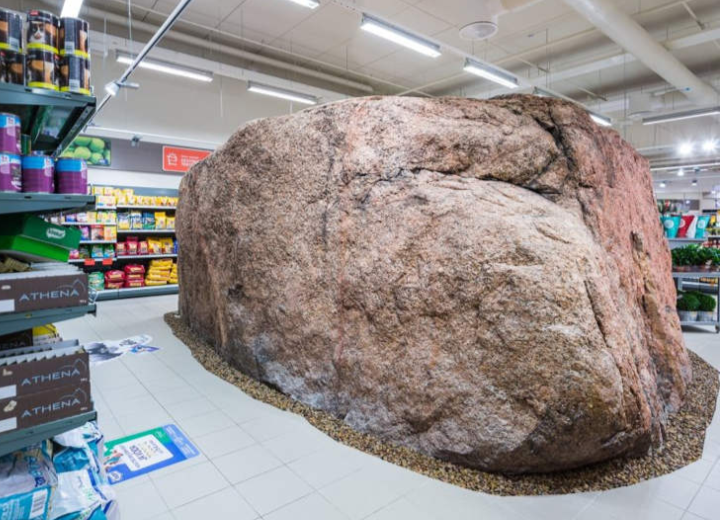 Batu gergasi usia 10,000 tahun dalam pasar raya 