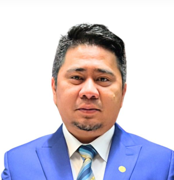 Didakwa dilahirkan sebagai lelaki, isteri Macron lawan di mahkamah