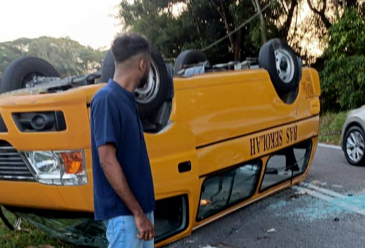 16 pelajar cedera, van sekolah terbalik langgar lubang