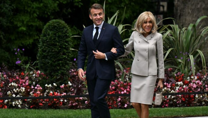 Didakwa dilahirkan sebagai lelaki, isteri Macron lawan di mahkamah