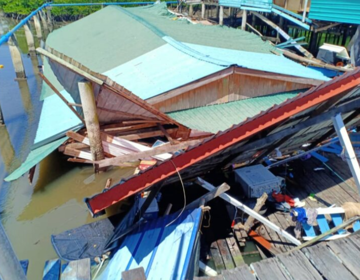 Dua beradik selamat, rumah runtuh ketika tidur