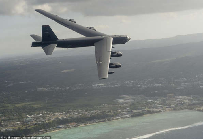 Pesawat komersial hampir bertembung dengan pesawat pengebom B-52 di udara