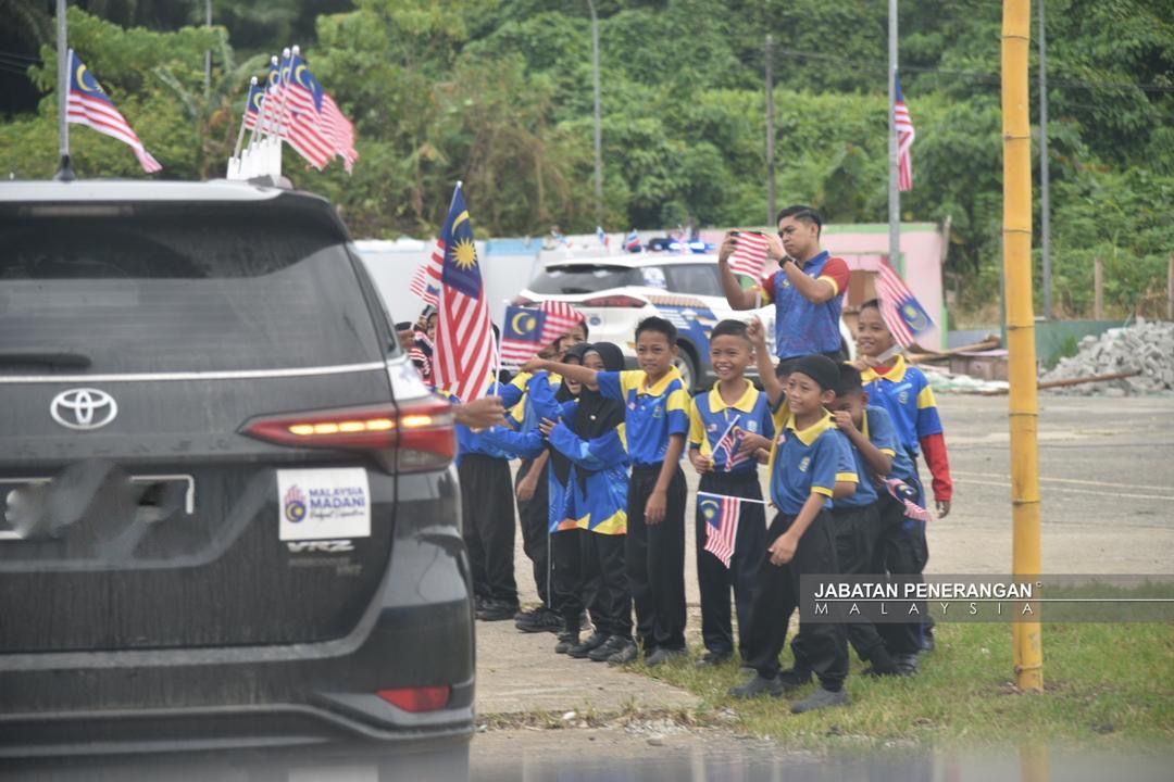 KonvoI KMJG Sabah 2025 disambut murid sekolah di Kg Paris 1