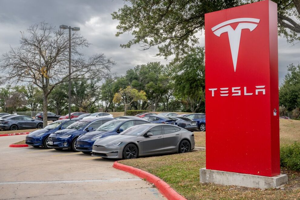 Tesla diarah bayar ganti rugi kes nahas Autopilot