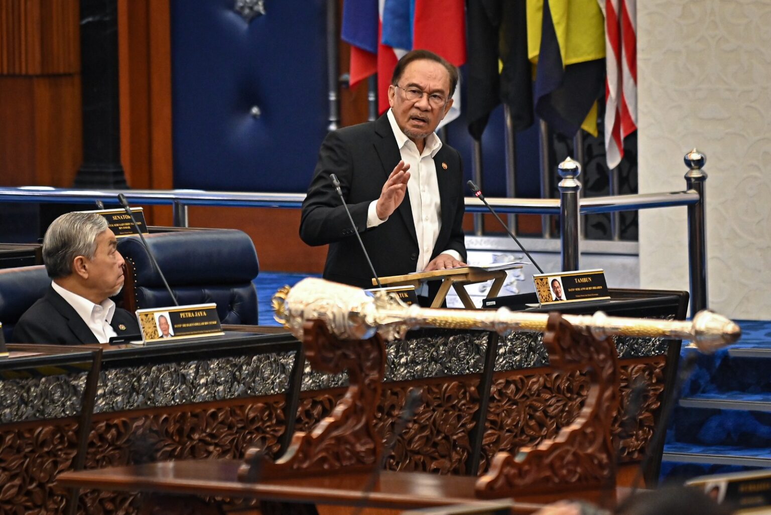 Defisit turun tiga tahun