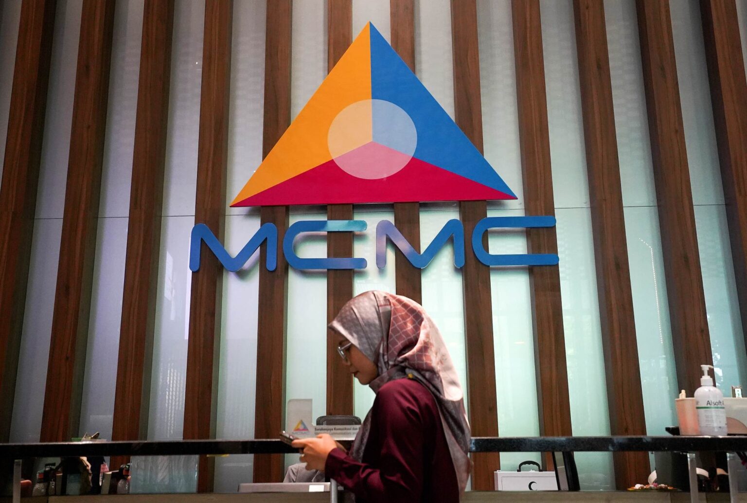 MCMC siasat video pempengaruh beri sisa makanan kepada gelandangan